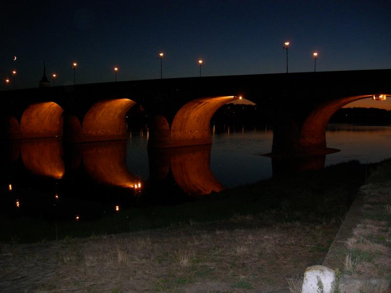 Loirebrcke Saumur_bei Nacht
